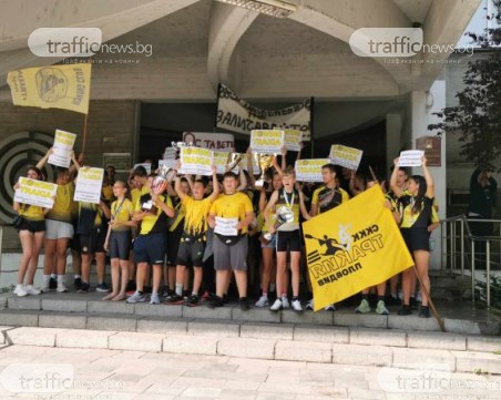 Състезатели по гребане и кану-каяк излязоха на протест, принудиха кмета да оттегли точката