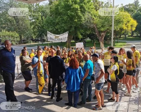 Състезатели по гребане и кану-каяк излязоха на протест, принудиха кмета да оттегли точката