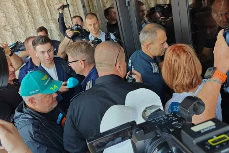 Противниците на еврото опитаха да нахлуят в сградата на bTV
