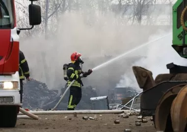 Пожар пламна в пристройка до жилищна сграда в Столипиново