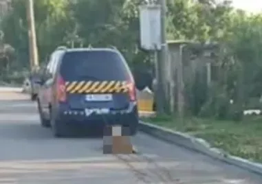 Жестокост! Мъж влачи куче, завързано за кола в Бургас
