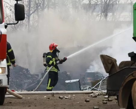 Пожар пламна в пристройка до жилищна сграда в Столипиново