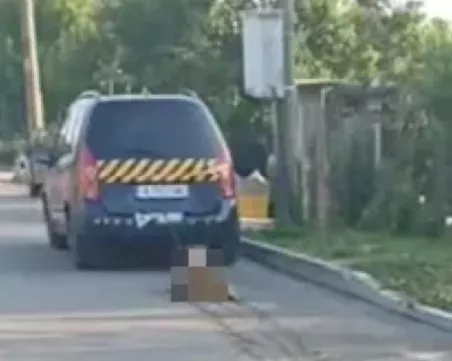Жестокост! Мъж влачи куче, завързано за кола в Бургас
