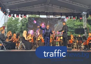 Хиляди зрители на площада, аплодират Веско Ешкенази и Пловдивската опера