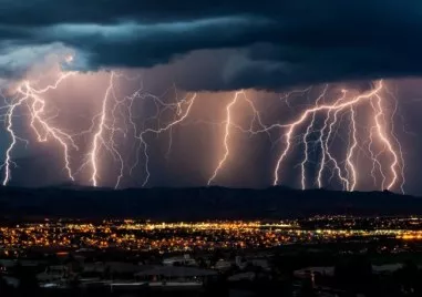 Повече от 30 000 мълнии удариха тази нощ Великобритания заради