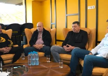 Общинар, член на Сдружението или близък до ПИМК? Кметът взе Титюков на среща с шефовете на Ботев