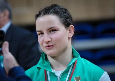Жените на Юнак Локомотив (Русе) с отборната титла на Държавното по борба в Пловдив