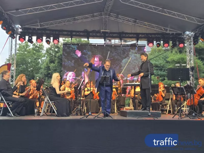 Хиляди зрители на площада, аплодират Веско Ешкенази и Пловдивската опера