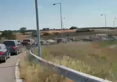 Капан на границата с Гърция: Километрични колони от автомобили заради светофар ВИДЕО