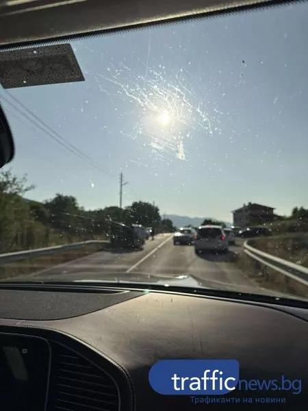 Обърнат автомобил край Новаково, движението е затруднено