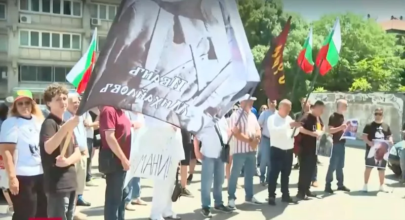 Протест пред посолството на Северна Македония в София в защита на Люпчо Георгиевски