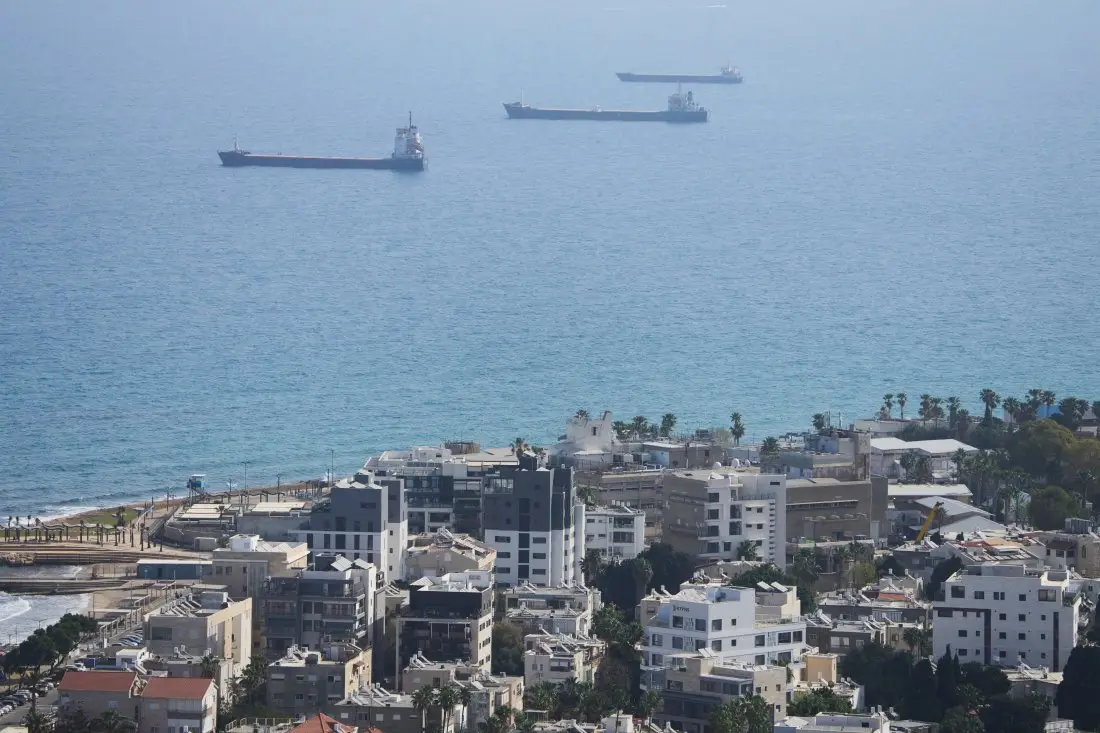 Кораб на който има български моряци се обработва на израелското