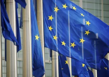ЕК иска да спре вноса на нефт и газ от Русия напълно през 2027 г.