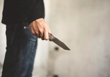 Мъж нанесе на брат си порезни рани с нож и го подгони с брадва