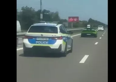 Защо полицейска кола ескортира скъпо Ламборгини по АМ Тракия? ВИДЕО