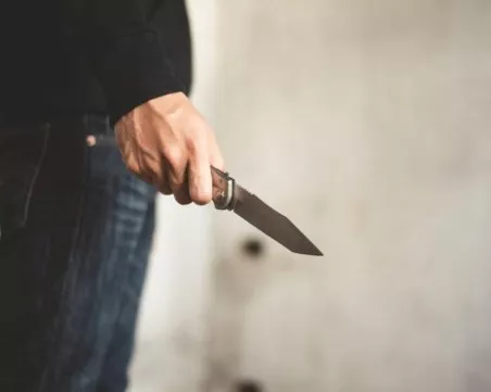 Мъж нанесе на брат си порезни рани с нож и го подгони с брадва