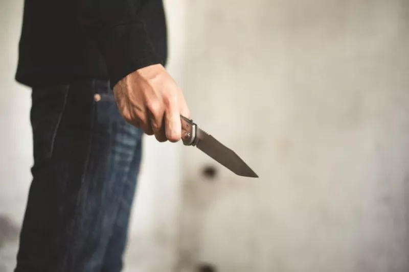 Мъж нанесе на брат си порезни рани с нож и го подгони с брадва