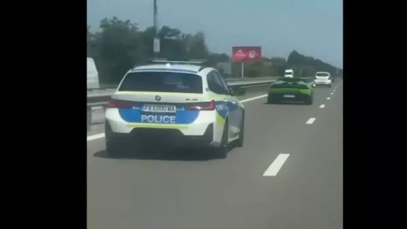 Защо полицейска кола ескортира скъпо Ламборгини по АМ