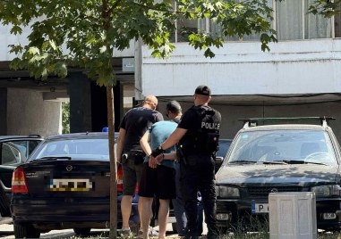 Маскирани полицаи закопчаха двама младежи след акцията в Пловдив, претърсиха адрес в центъра