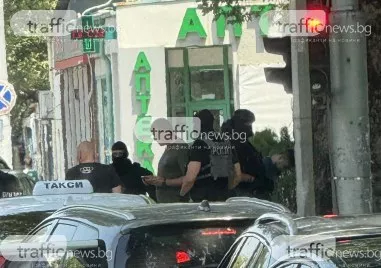 Зрелищни арести в Пловдив, полицаи с качулки натръшкаха мъже на бул. „Васил Априлов”