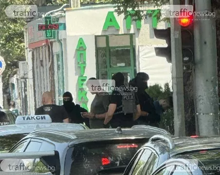 Зрелищни арести в Пловдив, полицаи с качулки натръшкаха мъже на бул. „Васил Априлов”