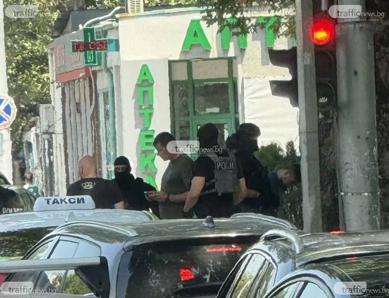 Зрелищни арести в Пловдив, полицаи с качулки натръшкаха мъже на бул. „Васил Априлов”