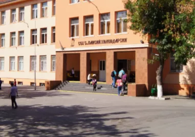 Директорът на СУ „Св. Паисий Хилендарски изпълни препоръките на РУО- освежи съблекалните и място за хранене
