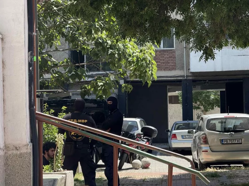 Трима са били задържани след акцията на полицията, която вчера