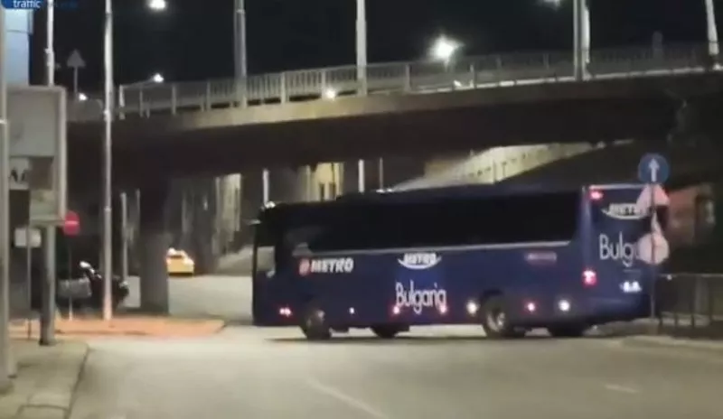 Трафик-рулетка до автогара Юг - рейсове кръстосват напряко натоварен булевард