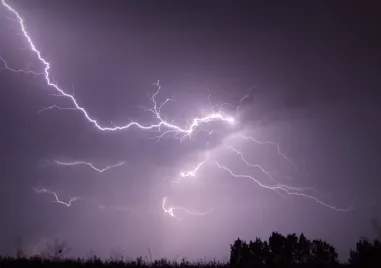 Мълния причини пожар в къща в село Бръщен община Доспат