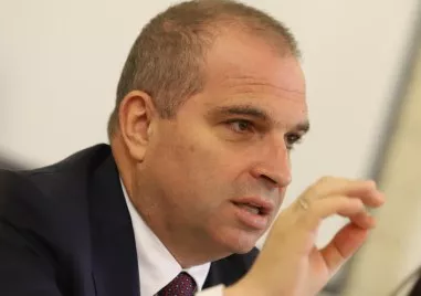 Караджов: Ще изискам документация за скъсания елемент и неадекватното обслужване на летището