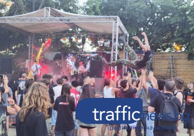 В последния ден на S cool Rock fest младежи се