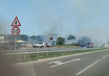 Трактор се запали в движение и подпали нива край Димитровград, огън горя и в Харманлийско