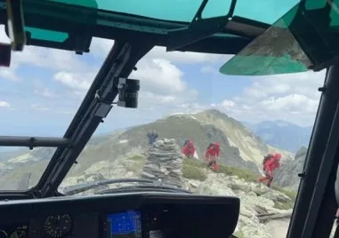 Военни от Крумово евакуираха трима ранени алпинисти в Рила с Кугар