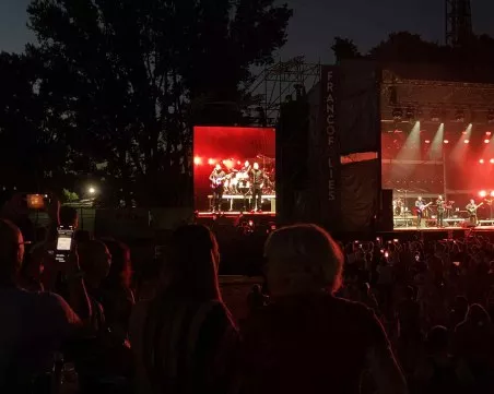 Гребната база танцува: Джипси страсти в последния ден на Франкофоли