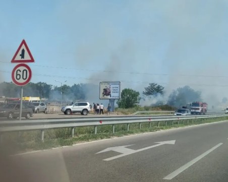Трактор се запали в движение и подпали нива край Димитровград, огън горя и в Харманлийско