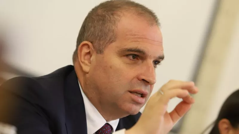 Караджов: Ще изискам документация за скъсания елемент и неадекватното обслужване на летището