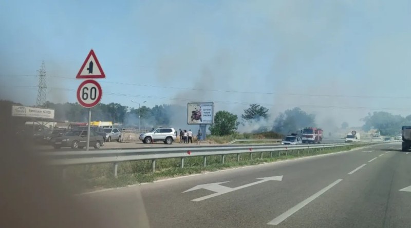 Трактор се запали в движение и подпали нива край Димитровград, огън горя и в Харманлийско