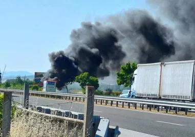Товарен автомобил избухна в пламъци на АМ Тракия в района на Пазарджик