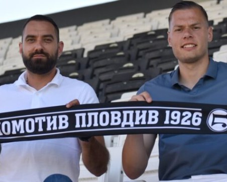Локо удължи договора на вратаря си