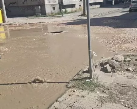 ВиК авария на кръстовище в Кючука, пловдивчани смятат, че е нов водопровод на ул. „Петър Стоев