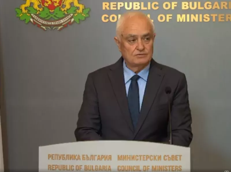 МС: Няма пряка военна заплаха за България след ударите на САЩ по Иран
