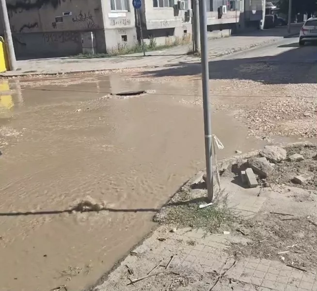 ВиК авария на кръстовище в Кючука, пловдивчани смятат, че е нов водопровод на ул. „Петър Стоев
