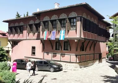 Ужасяващи пукнатини се отвориха по стените на Балабановата къща