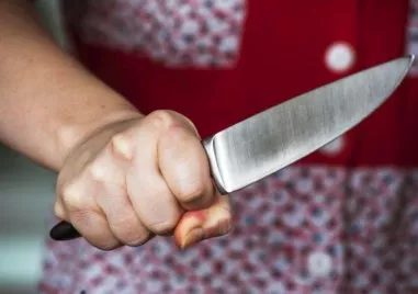 Жена нападна с нож друга на детска площадка в Своге