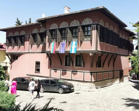 Ужасяващи пукнатини се отвориха по стените на Балабановата къща