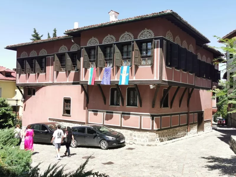 Ужасяващи пукнатини се отвориха по стените на Балабановата къща