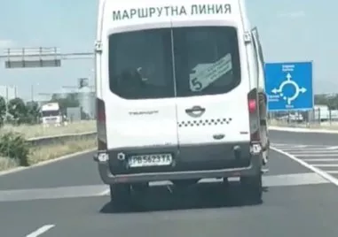 Абсурд на пътя: Маршрутка, пълна с пътници, шпори по Карловско с отворена врата