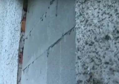 Как се живее в дом със зазидани прозорци с мухлясали