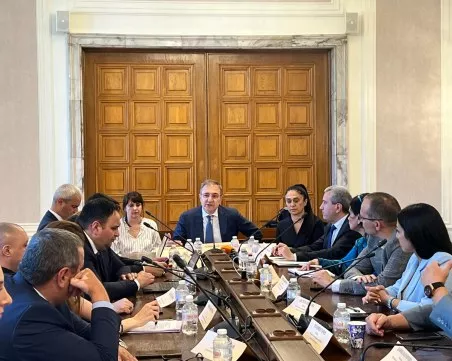 Борислав Гуцанов: Общините ще могат да купят 250 електромобила за социални услуги